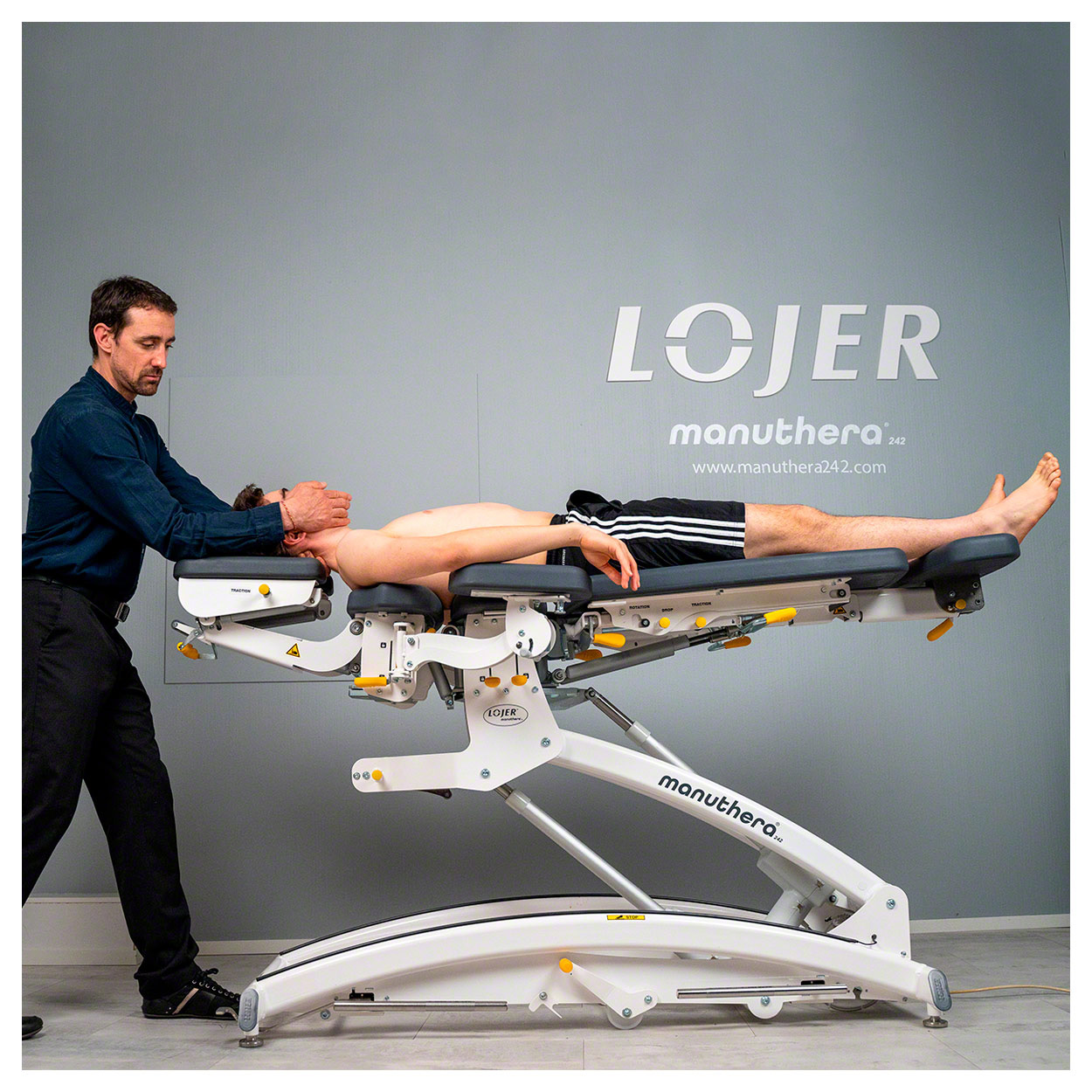 Lojer Therapieliege Manuthera Modell 242, Grauweiß mit Akkuantrieb Lojer Therapieliege Manuthera Modell 242, Grauweiß mit Akkuantrieb