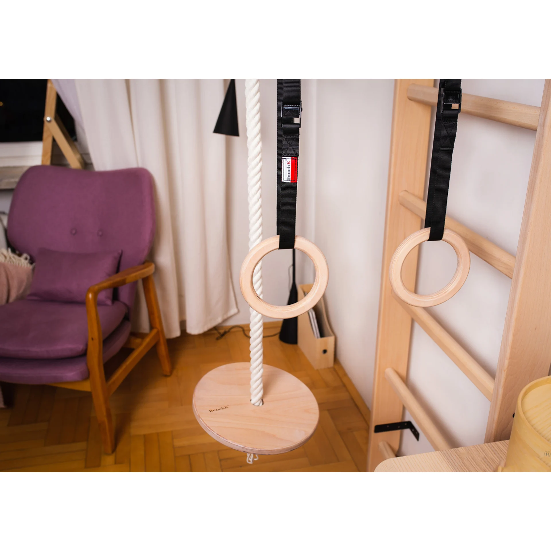 BenchK® Sprossenwand 112 mit Klimmzugbügel & Tischauflage, Seil und Ringen 